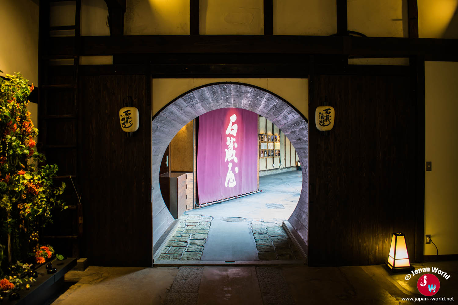 Passage circulaire aménagé dans un tonneau à l'intérieur de la brasserie Ishikura