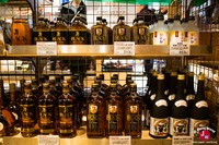 Différents produits en vente à la boutique à l'Asahi Beer Hakata Factory