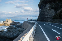 La route le long de la côte sur l'île de Shikanoshima