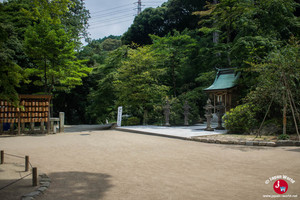 La route à gauche au sanctuaire Kamado-jinja pour la randonnée du Mont Homan