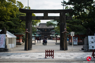 L'entrée du sanctuaire Hakozaki-gu
